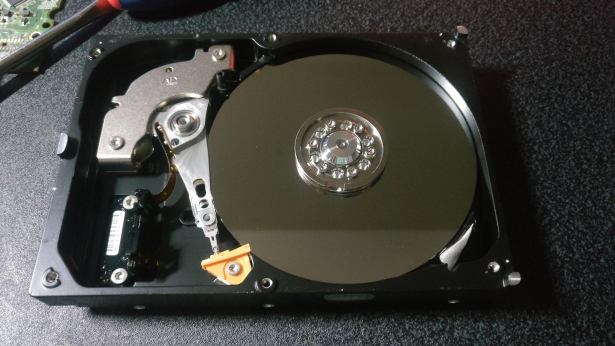 WD2500AAKX internals with platter and read write head exposed